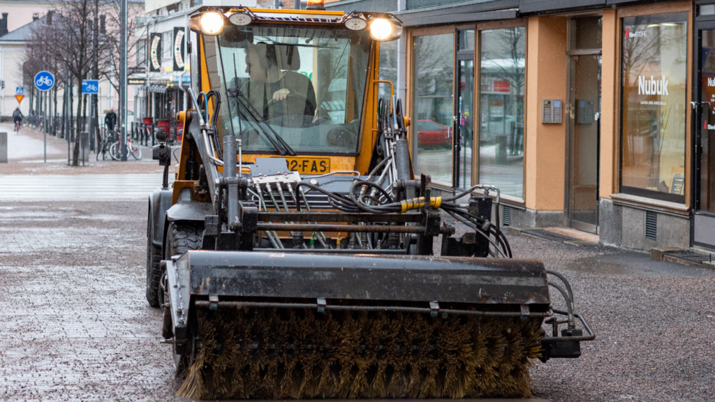Harjakone tekee taloyhtiön kevätsiivousta