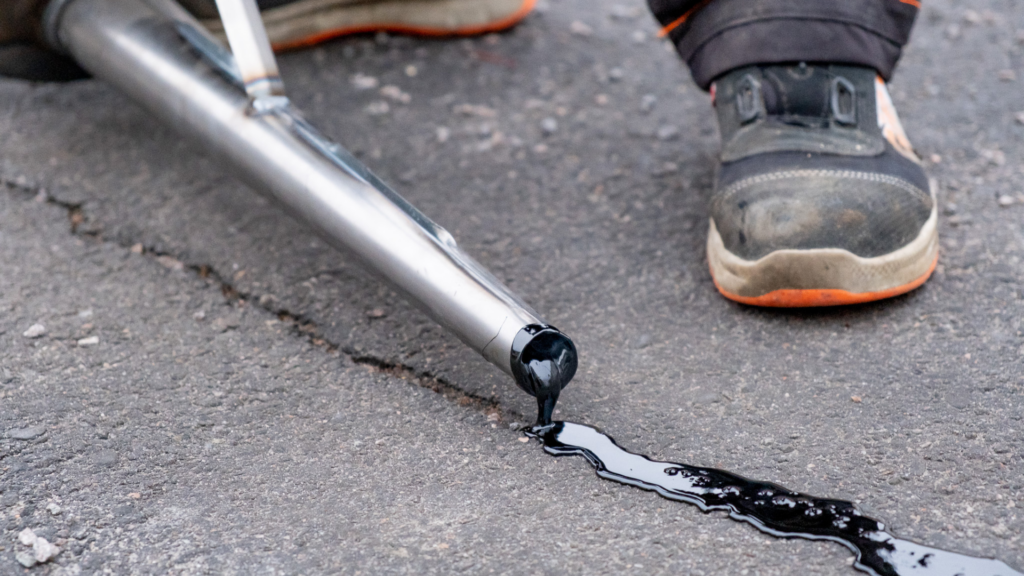 Asfaltin halkeamien täyttö bitumilla