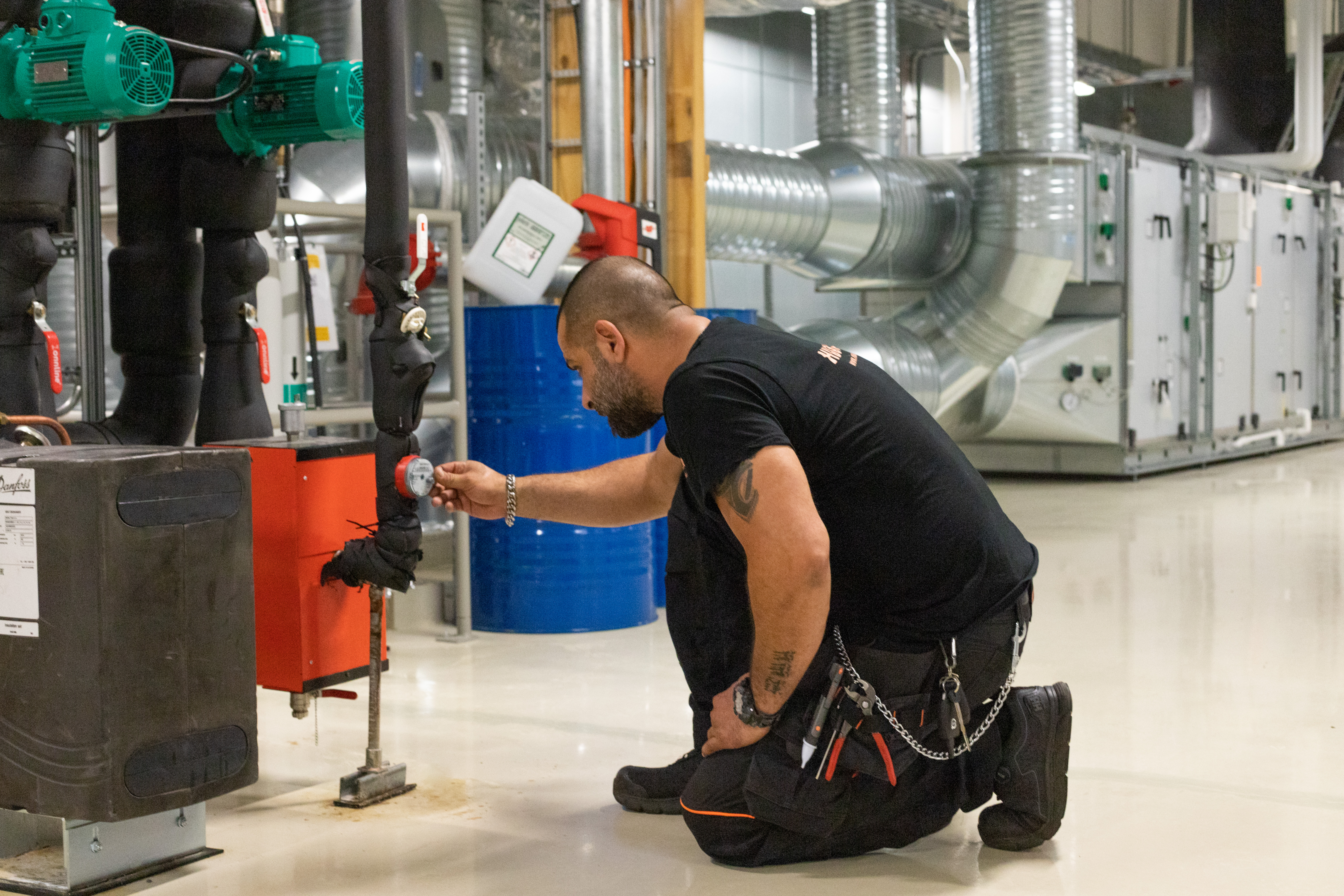 Mies hoitaa kiinteistöhuoltoa