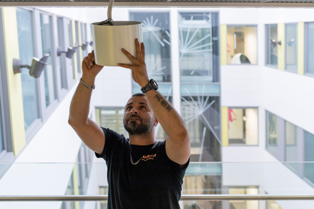 Mies hoitaa kiinteistöhuoltoa