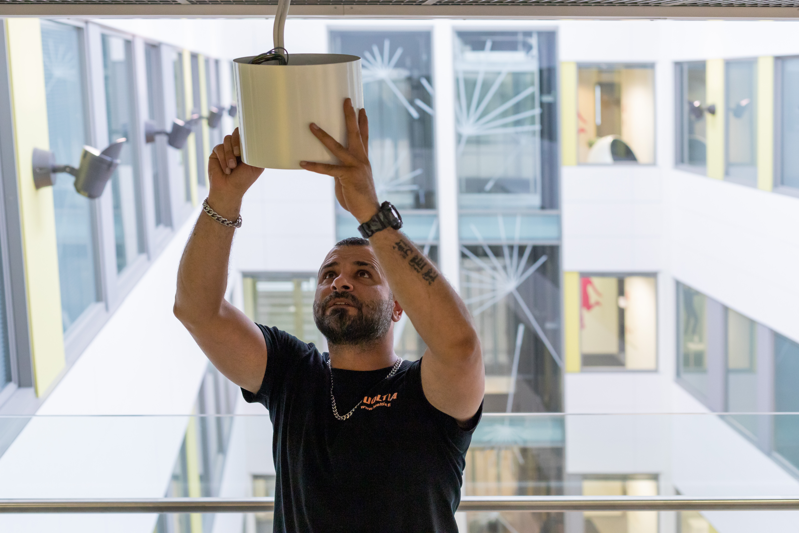 Mies hoitaa kiinteistöhuoltoa